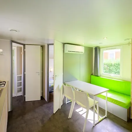 אתר קמפינג Les Eaux Chaudes דינייה-לה-בן