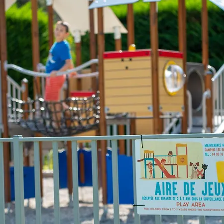 אתר קמפינג Les Eaux Chaudes דינייה-לה-בן